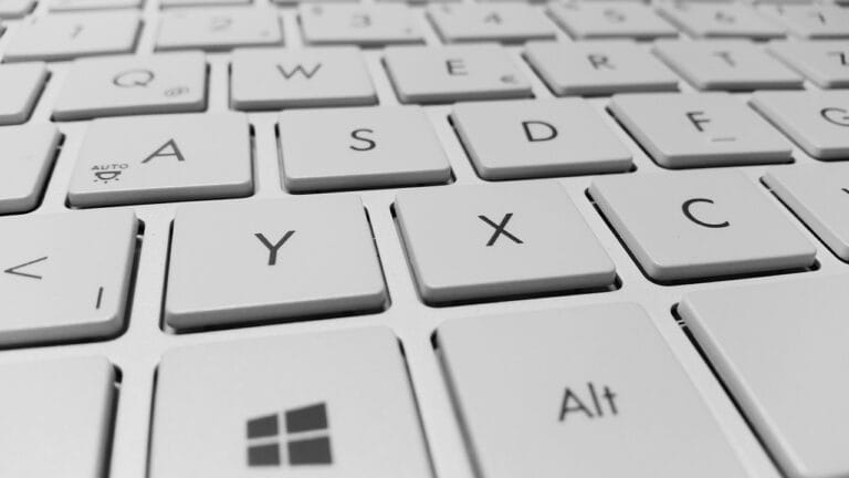 Algorytmiczne etykietowanie fake news – czy potrzebna licencja?