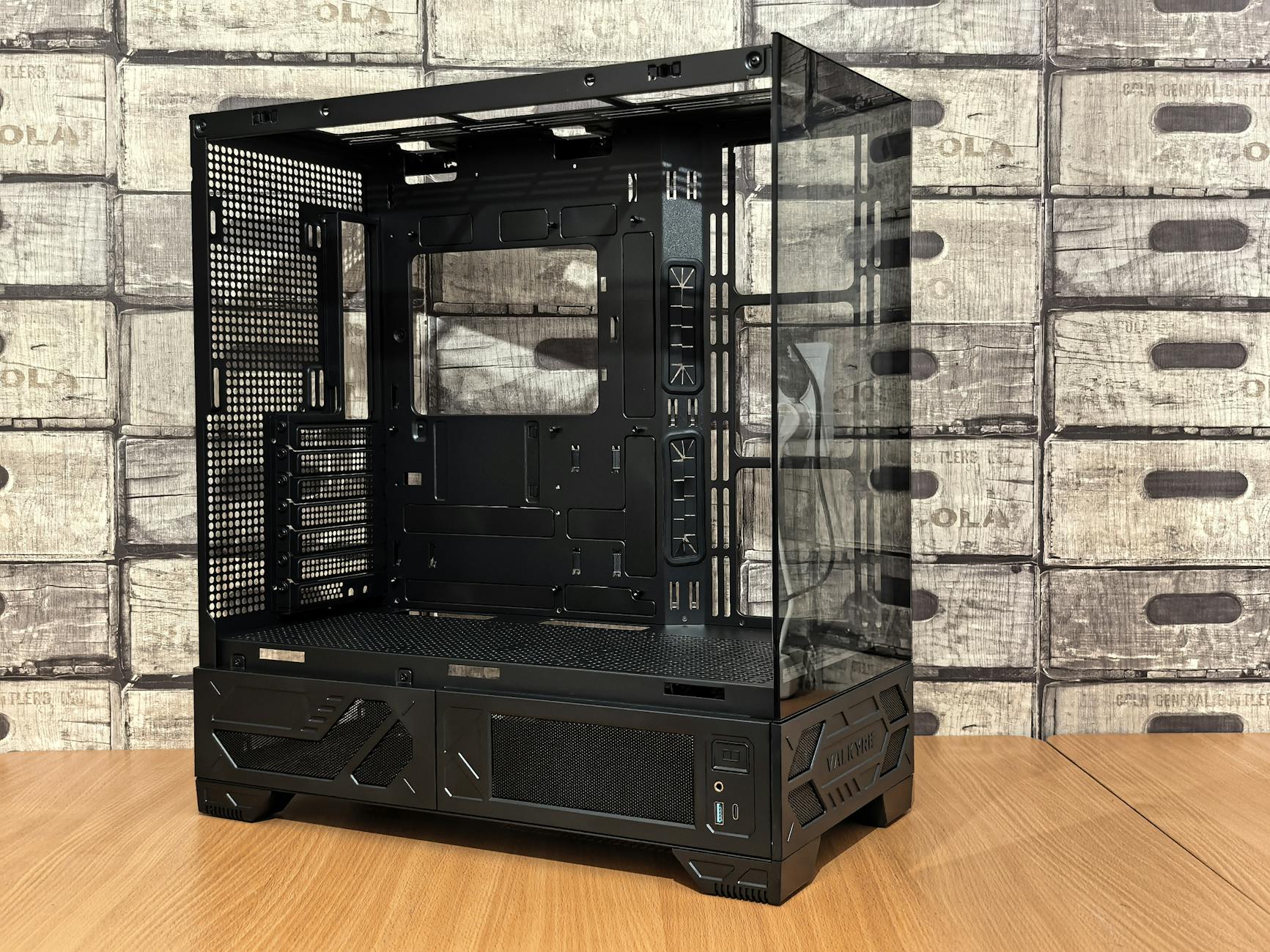 Czarna obudowa PC z hartowanym szkłem na drewnianym biurku