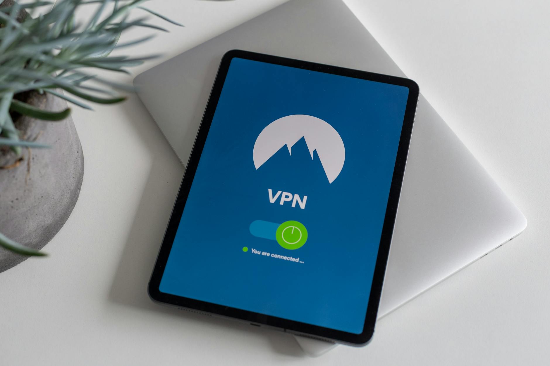 Tablet z włączoną aplikacją VPN jako symbol audytu bezpieczeństwa