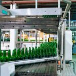 Zautomatyzowana linia produkcyjna butelek z szkła w nowoczesnej fabryce