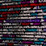 Zbliżenie kolorowego kodu na ekranie komputera podczas programowania