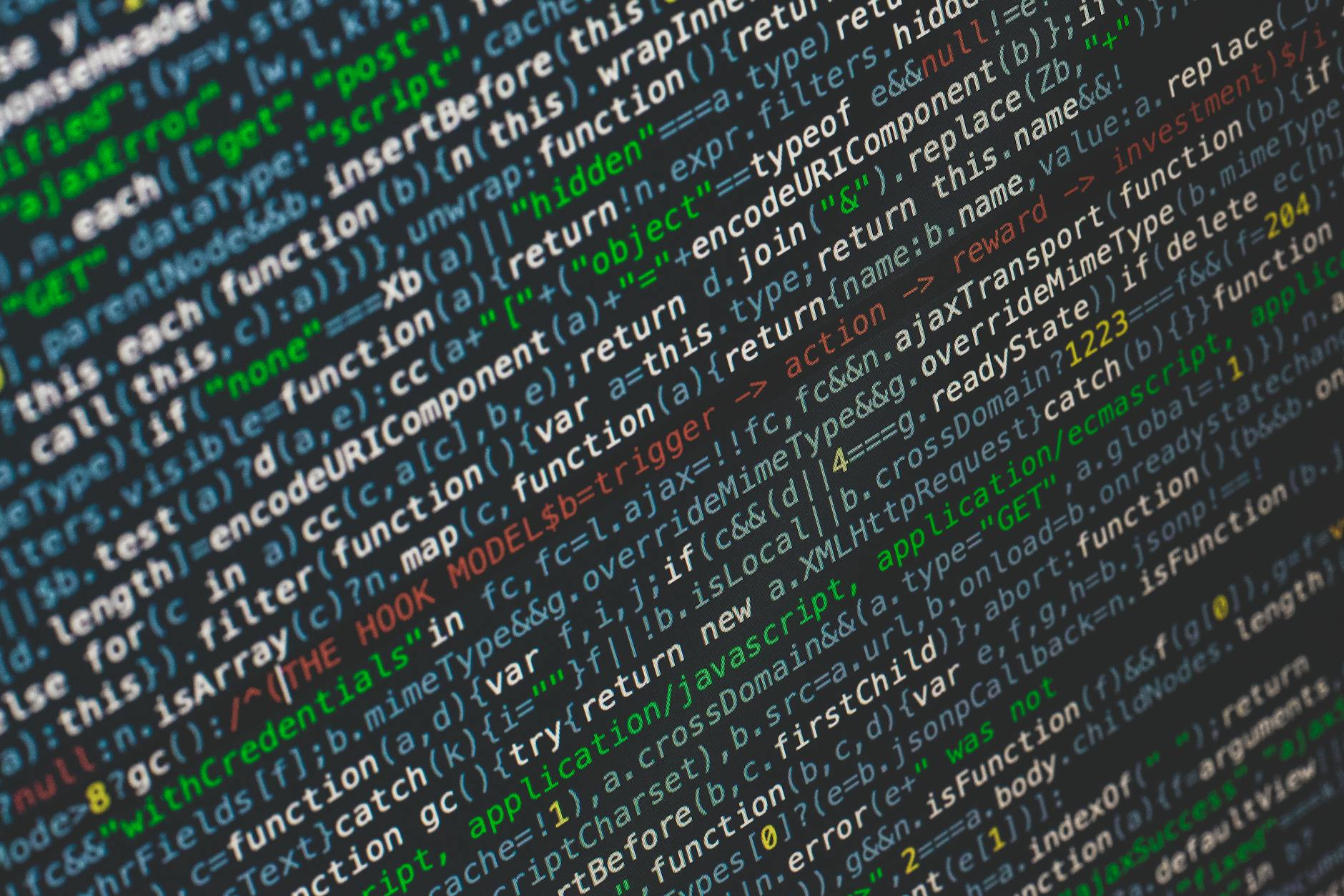 Zbliżenie kolorowego kodu programistycznego na ekranie monitora