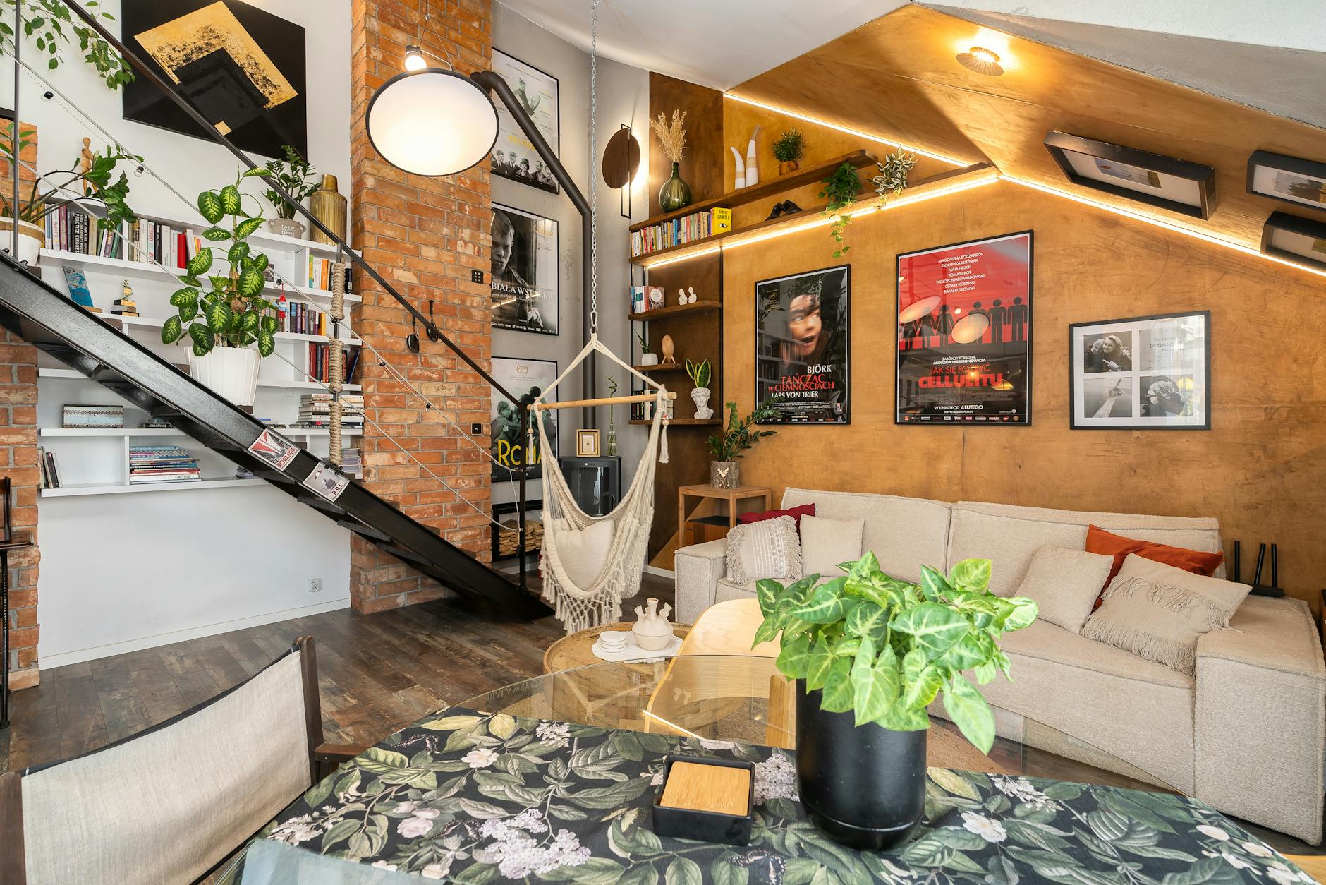 Nowoczesny salon loftowy z roślinami i eklektycznymi dekoracjami