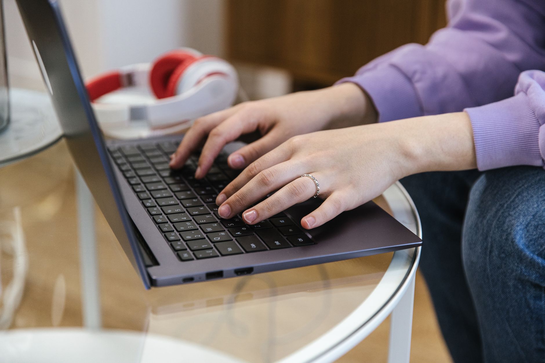 Dłonie piszące na klawiaturze laptopa podczas pracy nad wpisem blogowym