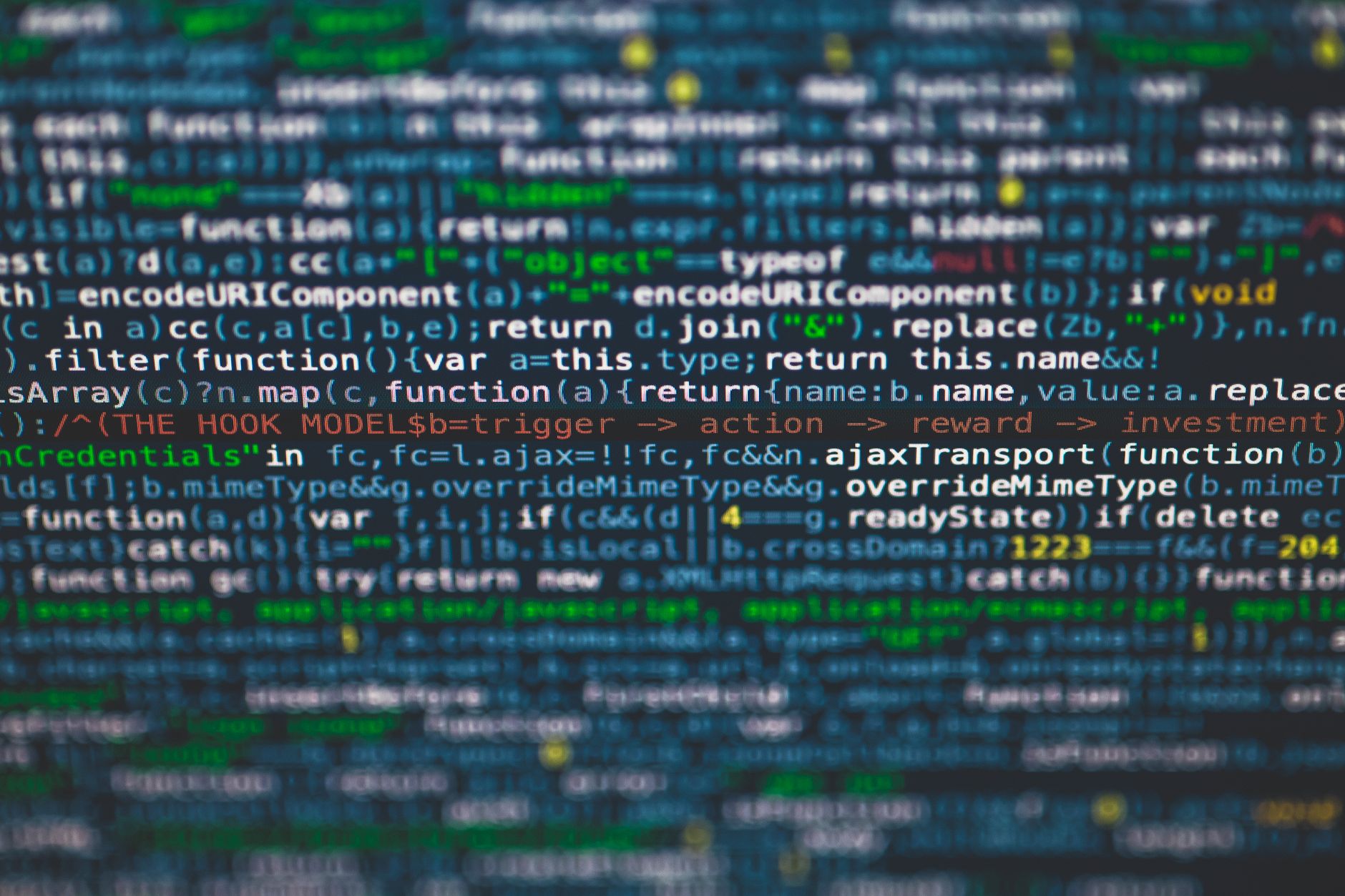 Zbliżenie kolorowego kodu programistycznego na ekranie monitora