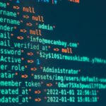 Zbliżenie kolorowego kodu programu na monitorze w kontekście szyfrowania