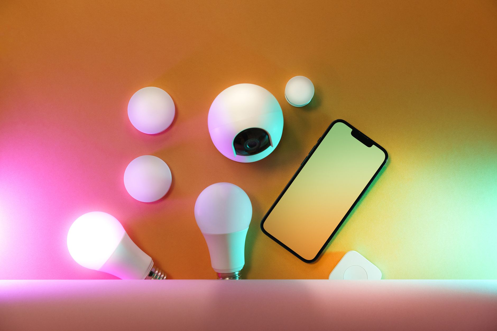 Smartfon i inteligentne żarówki jako elementy nowoczesnego smart home