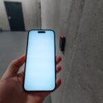 Etykiety NFC i tagi do automatyzacji: 10 praktycznych zastosowań w domu i pracy Smartfon otwierający zabezpieczone drzwi za pomocą technologii NFC