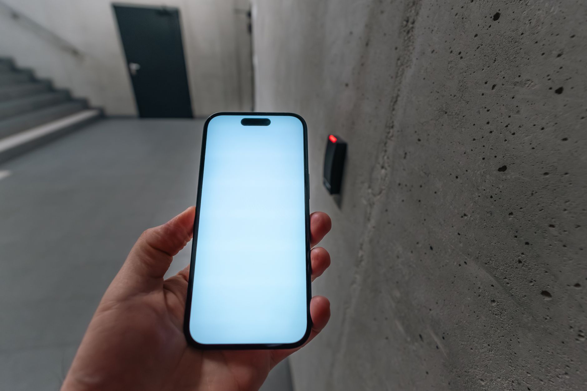 Etykiety NFC i tagi do automatyzacji: 10 praktycznych zastosowań w domu i pracy Smartfon otwierający zabezpieczone drzwi za pomocą technologii NFC