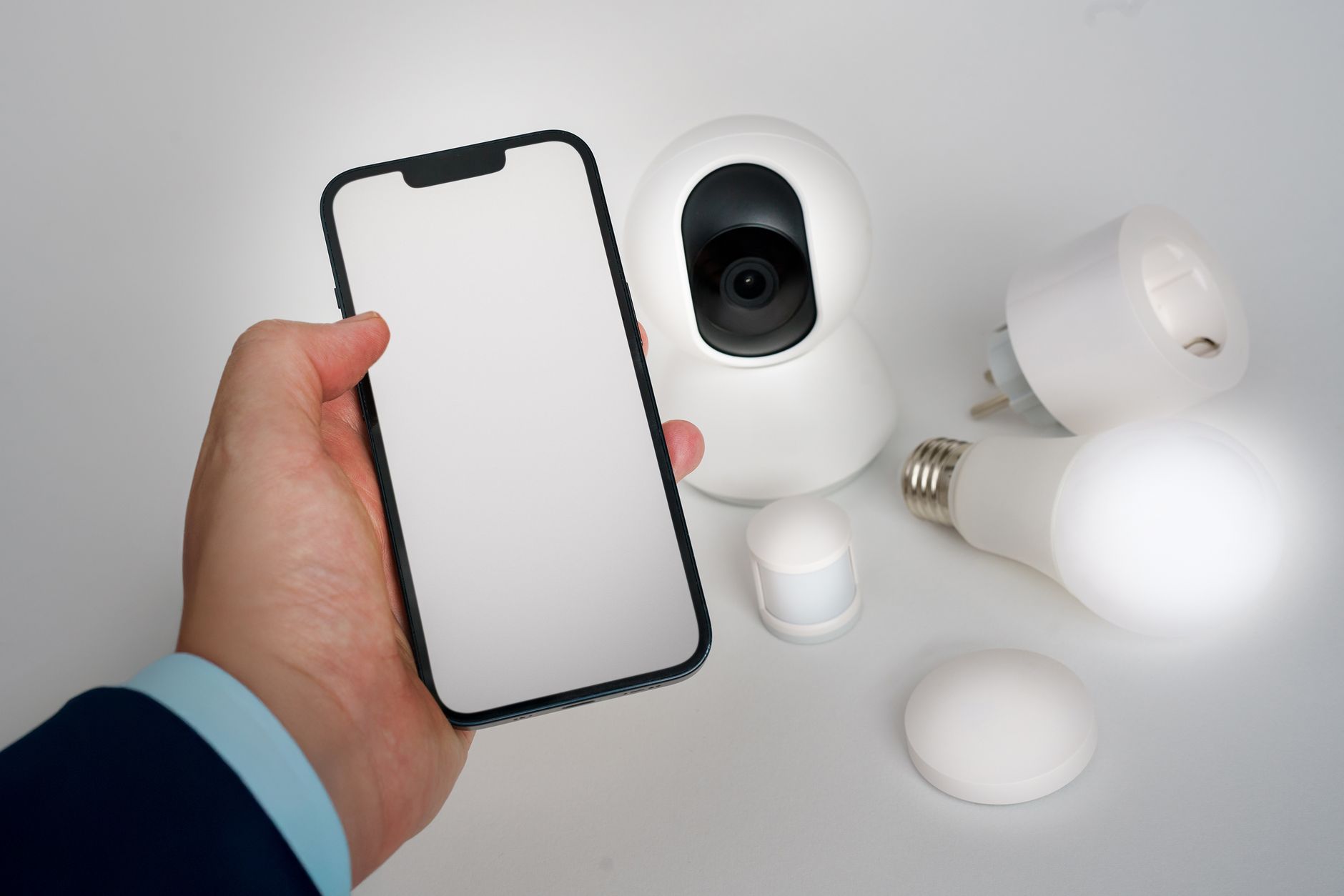 Smartfon sterujący inteligentnym domem w nowoczesnym wnętrzu