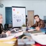Jak przekonać inwestora do SaaS: metryki, które robią różnicę Zespół startupu SaaS omawia metryki biznesowe w nowoczesnym biurze