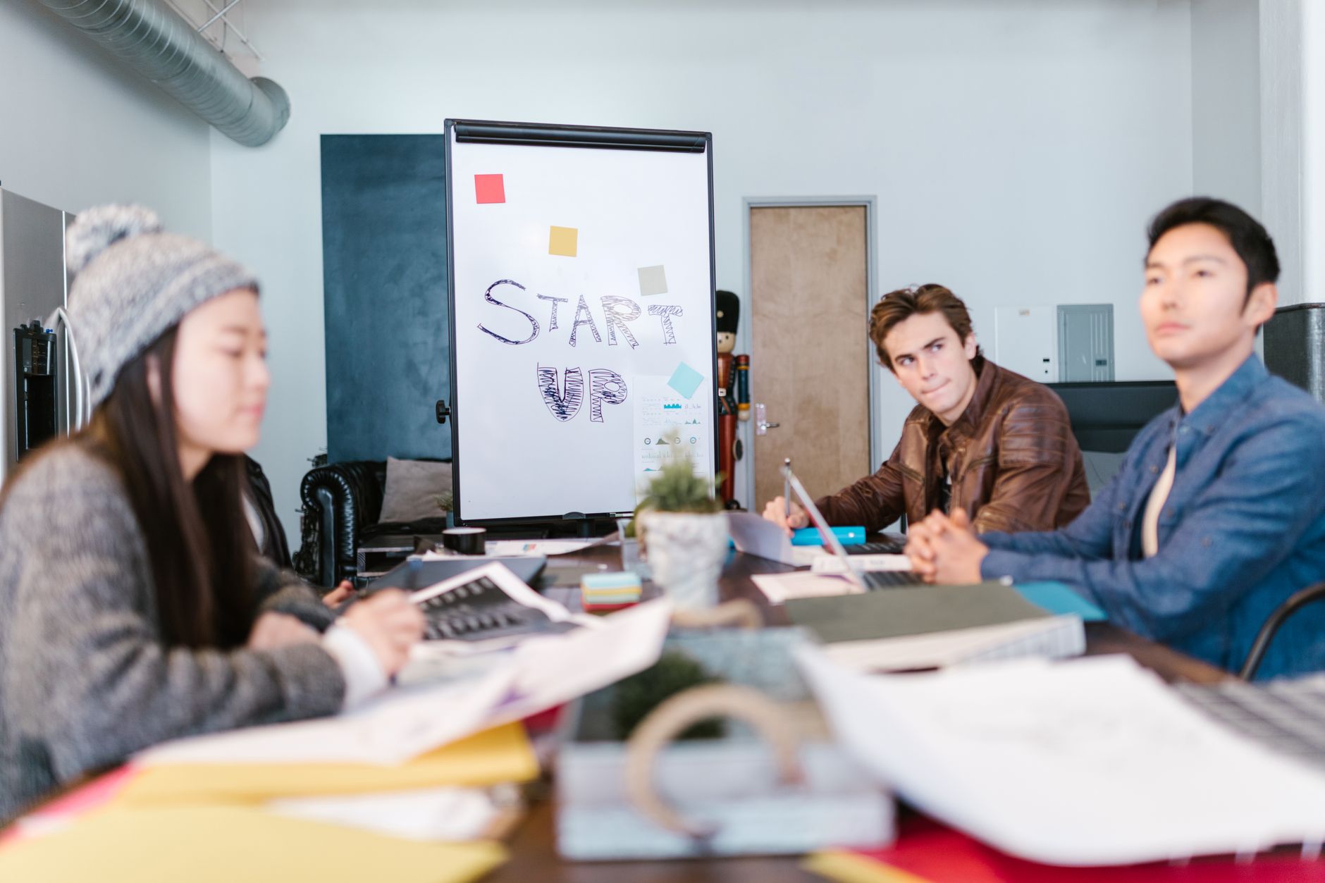 Zespół startupu SaaS omawia metryki biznesowe w nowoczesnym biurze