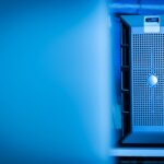 Zielone data center: technologie, które obniżą rachunki i emisje Nowoczesny serwer w niebiesko oświetlonym, energooszczędnym data center