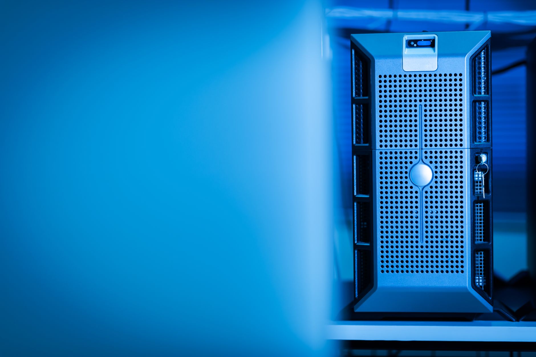 Nowoczesny serwer w niebiesko oświetlonym, energooszczędnym data center