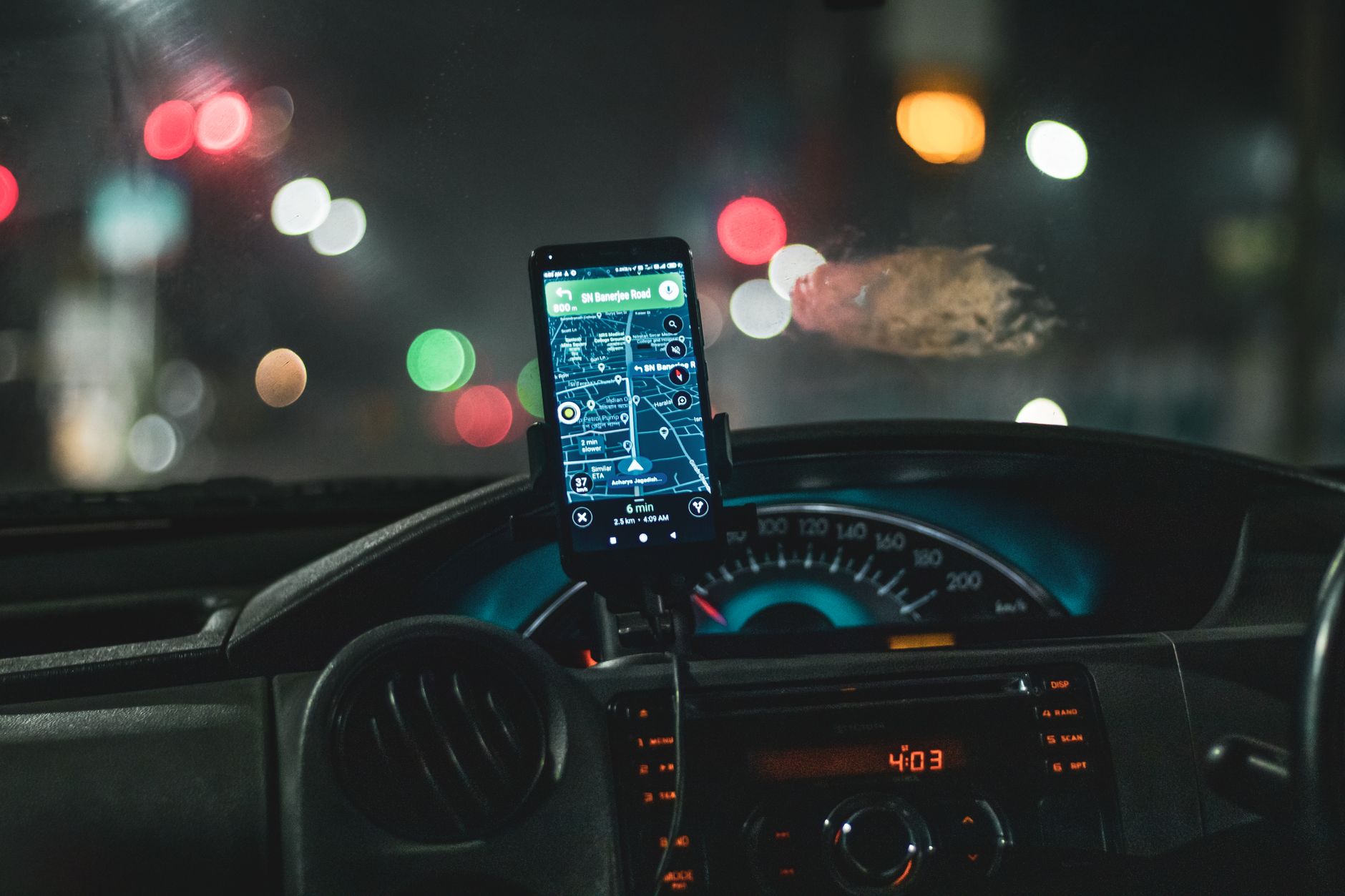 Smartfon z mapą nawigacji w aucie nocą