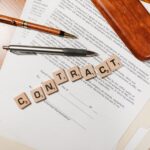 Zakup oprogramowania z UE i spoza UE: VAT, faktura i legalność licencji w Polsce Zbliżenie na dokumenty umowy i litery układające słowo CONTRACT