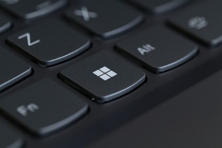 Używanie nieaktywnego systemu Windows 10 i 11: co mówi licencja i jakie są ograniczenia?