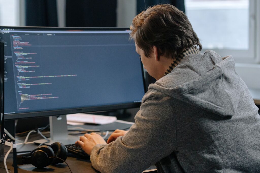 Jak zdobyć pierwszą pracę w IT po kursie programowania