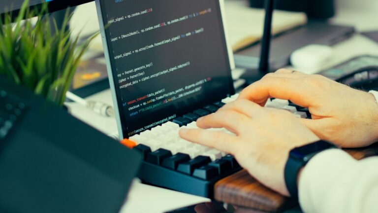 Keylogger na komputerze i telefonie: jak wykryć program rejestrujący naciskane klawisze