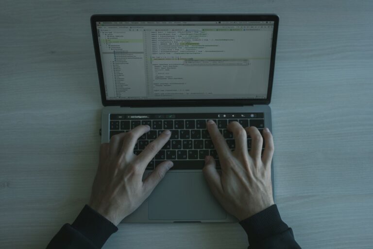 Keylogger na komputerze i telefonie: jak wykryć program rejestrujący naciskane klawisze